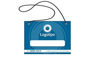 Referência ilustrativa de credencial personalizada com cordão preto